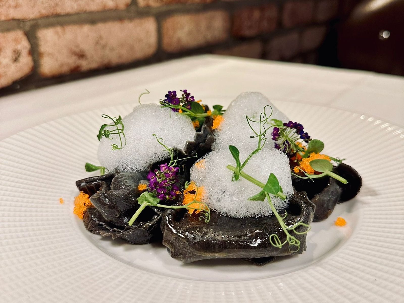 Schwarze Ravioli