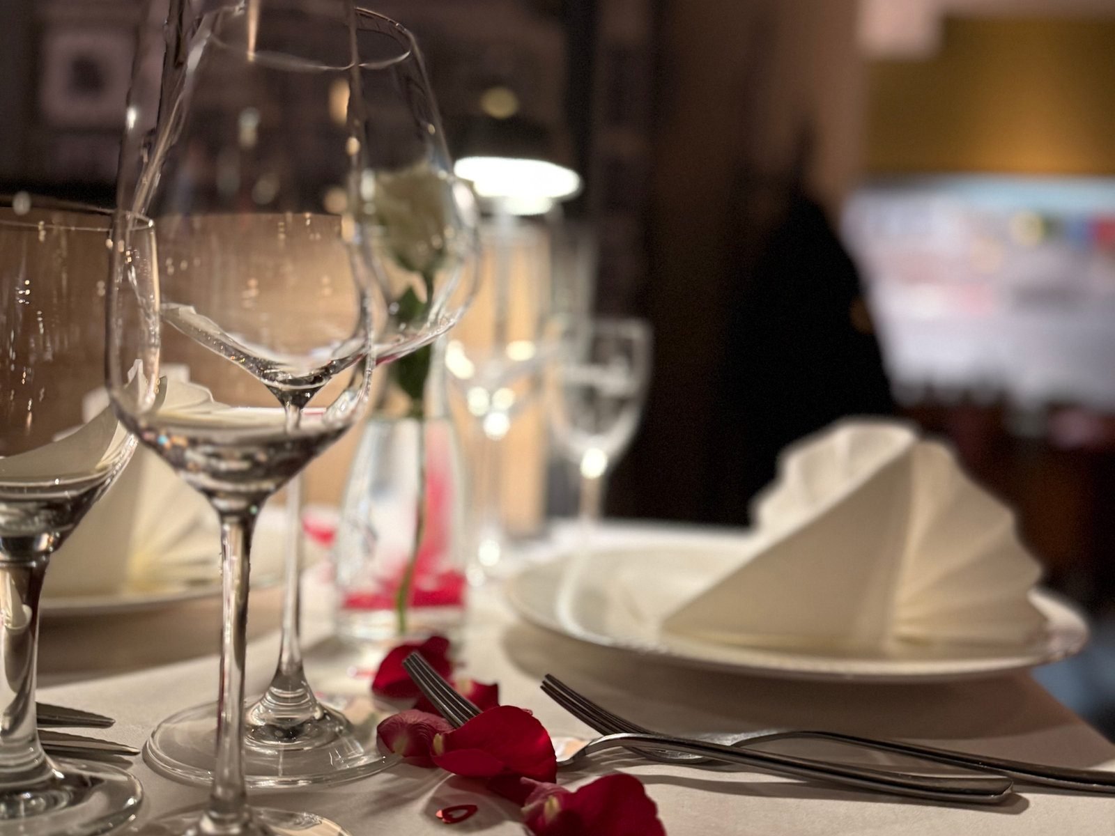 Gedeckter Tisch im Kerzenlicht